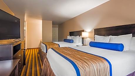 Queen Room with Two Queen Beds - Pet-friendly