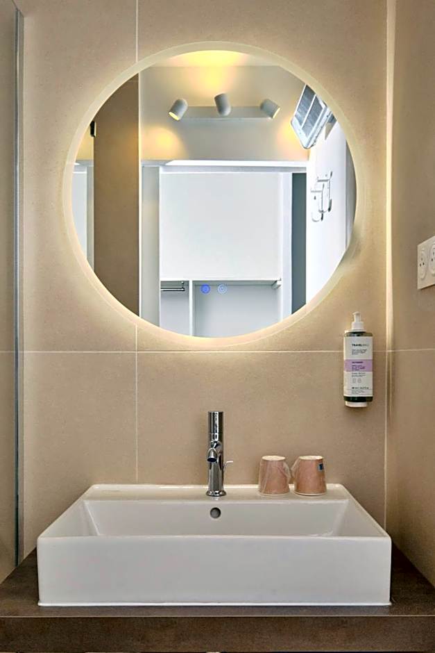 Artemia Aigues-Mortes - Hôtel avec piscine - Bornes électriques - Parking privé - Local vélo-moto