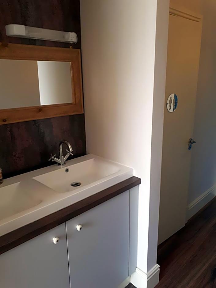 Ty Glyndwr Bunkhouse, Bar and cafe