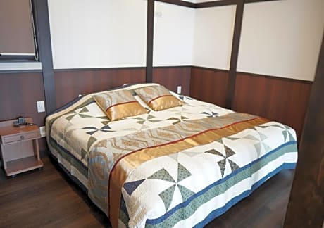 King Bed Room with Tatami Area