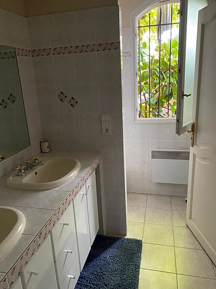 Chambre spacieuse indépendante dans villa plus parking privée