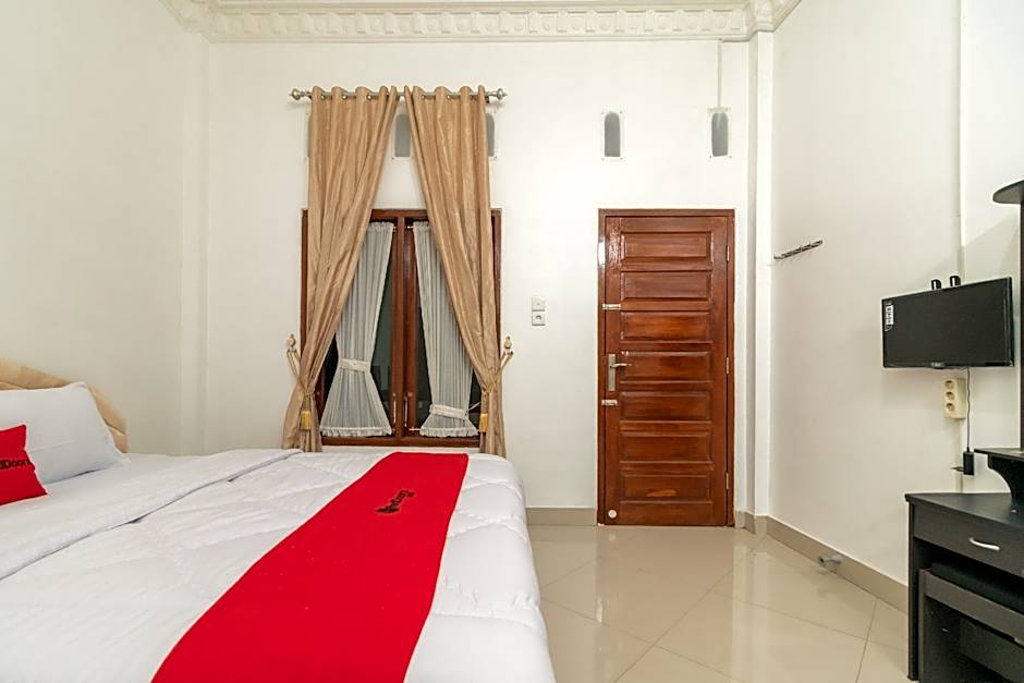 RedDoorz Syariah near Universitas Putra Indonesia Padang