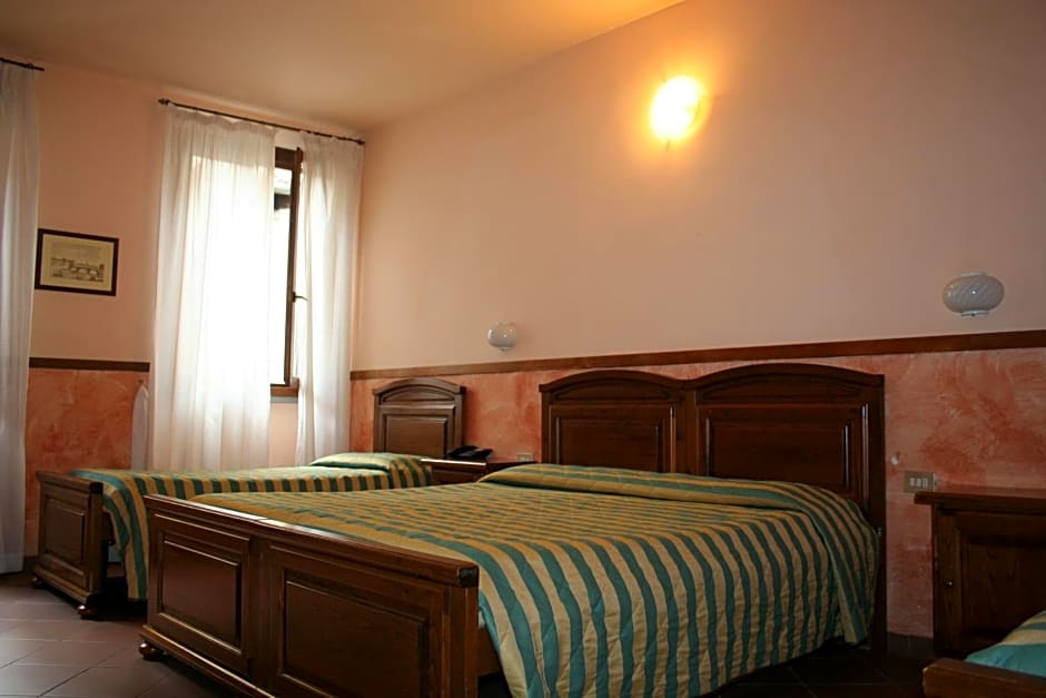 Hotel Monica