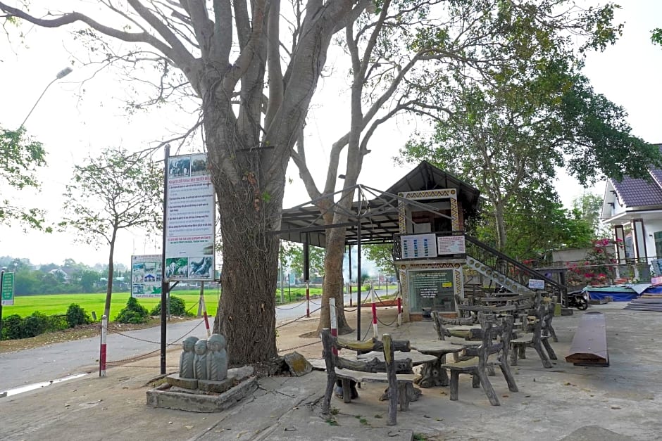 Van Long Elephants Lakeside View Hotel
