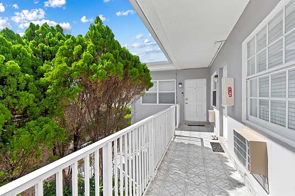 Cozy studio wbeach boardwalk steps kitchen