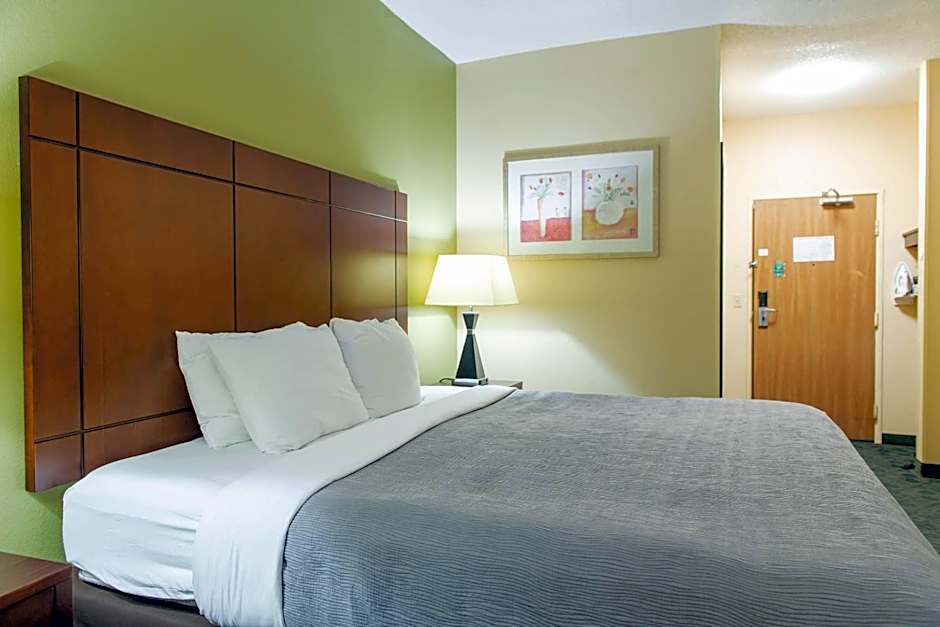 Quality Inn & Suites Bloomington I-55 and I-74