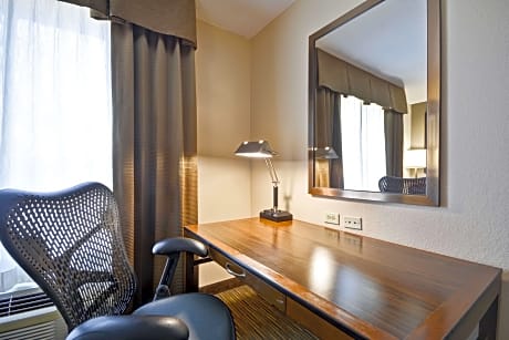 1 King Mobility/Hearing Accessible Ri Shwr