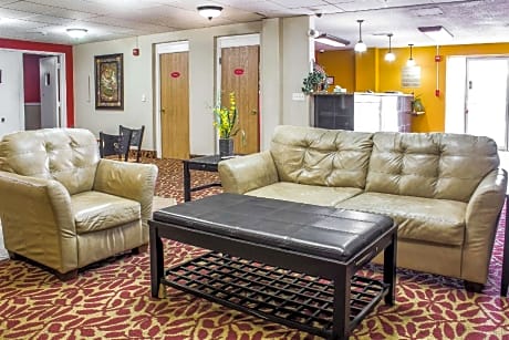 Econo Lodge Inn & Suites