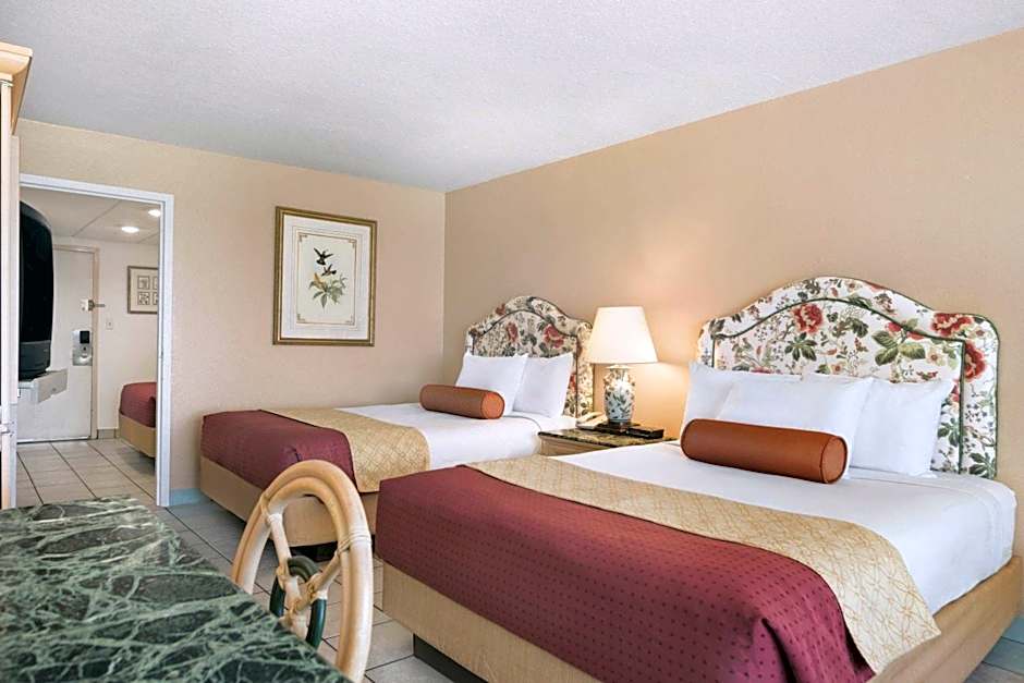 Days Inn by Wyndham Panama City Beach/Beachfront Resort
