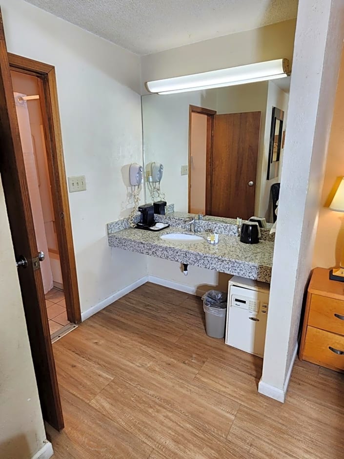 WestSpring Inn - Westlake Cleveland