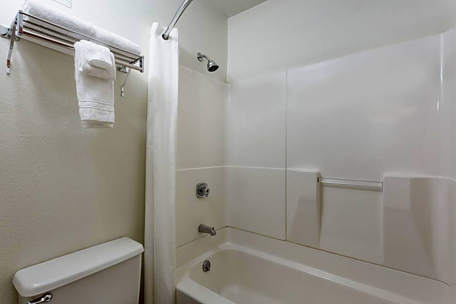 Super 8 by Wyndham Germantown/Milwaukee