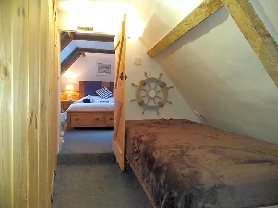 AnchorageWells Entire Cottage OR a King Ensuite on Room Only