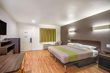 King Room with Roll-in Shower - Disability Access - Non-Smoking