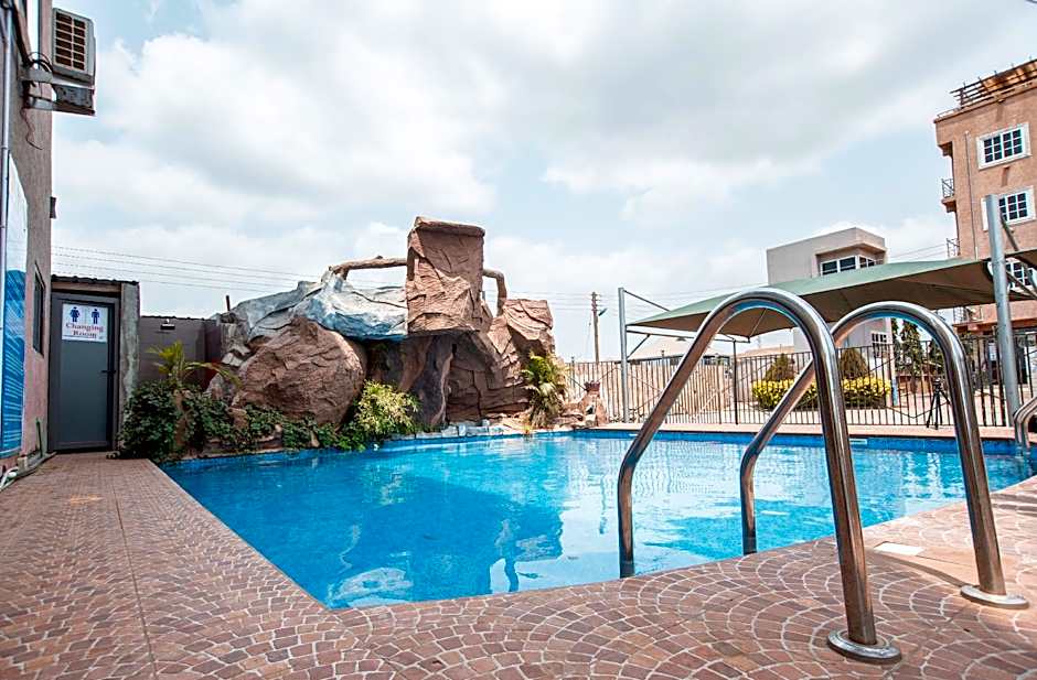 Plus 33 Hotel
