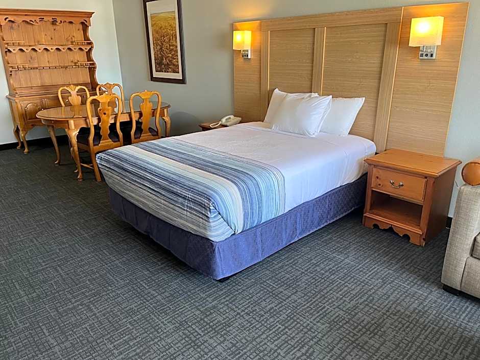 Days Inn & Suites by Wyndham Williamsburg IA North