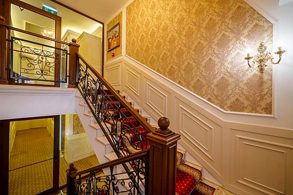 Residence City Garden - Certificate of Excellence Top 10 BEST Five-Stars City Hotels for 2024 awarded by HTIF