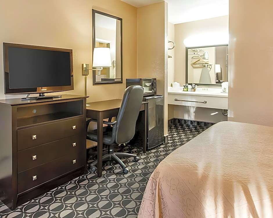 Quality Inn Ada near University