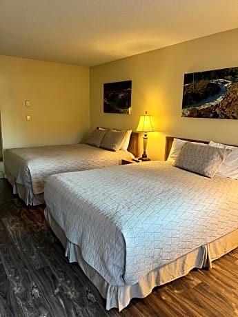2 Beds (Pet Friendly, Dogs Only, additional charges apply)