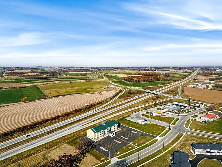 Cobblestone Hotel & Suites Denmark - Green Bay