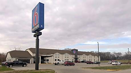 Motel 6-Waterloo, IA
