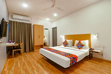 Vaccinated Staff - OYO TOWNHOUSE 077 HOTEL ROOM Stories