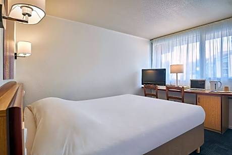 2 Single Beds  1 Junior Bed (Up To 10 Years)