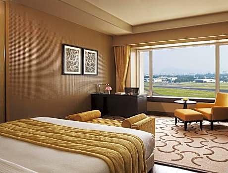 Luxury Room Runway View King Bed with Bathtub