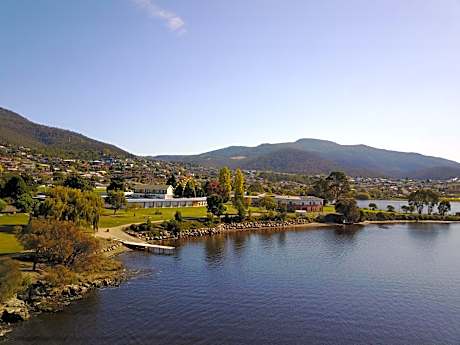 Riverfront Motel & Villas