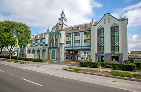 Castle Inn and Suites