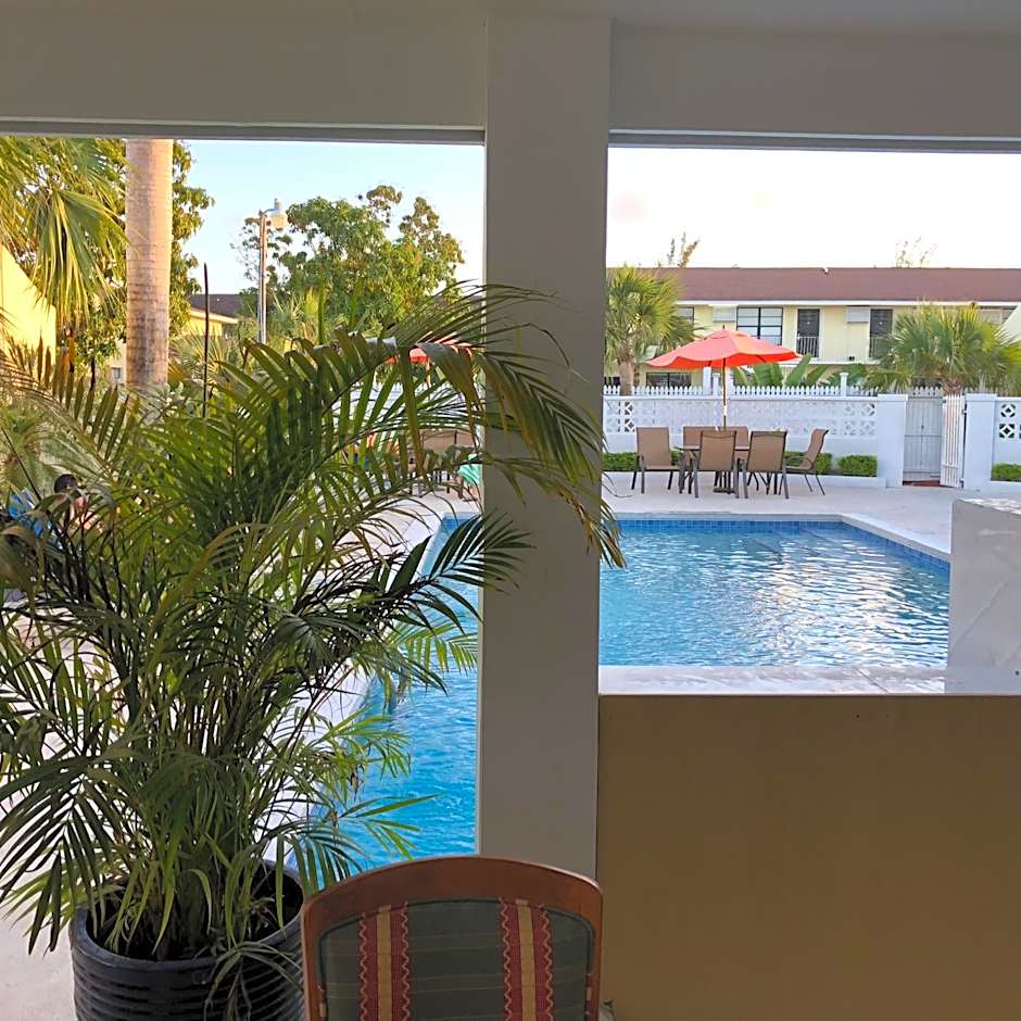 Colony Club Inn & Suites