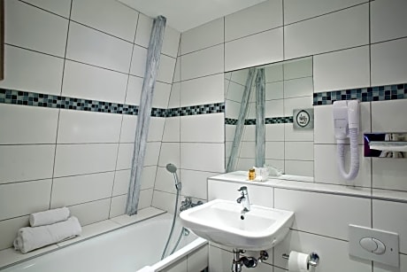 Twin room - classic with shower or bath