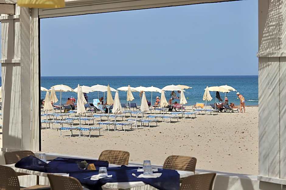 Hotel with swimming-pool in Arborea just 600 meters from the sea