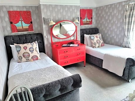 Twin room-Deluxe-Ensuite with Shower-Garden View-The Old Vic twin room-9