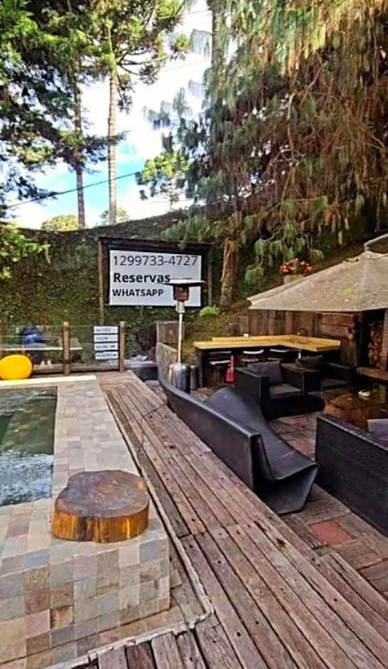 Chalét com jacuzzi sauna lareira e telao cinema