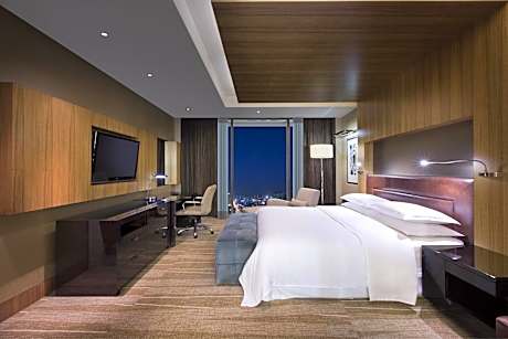 One-Bedroom King Suite - Club Lounge Access