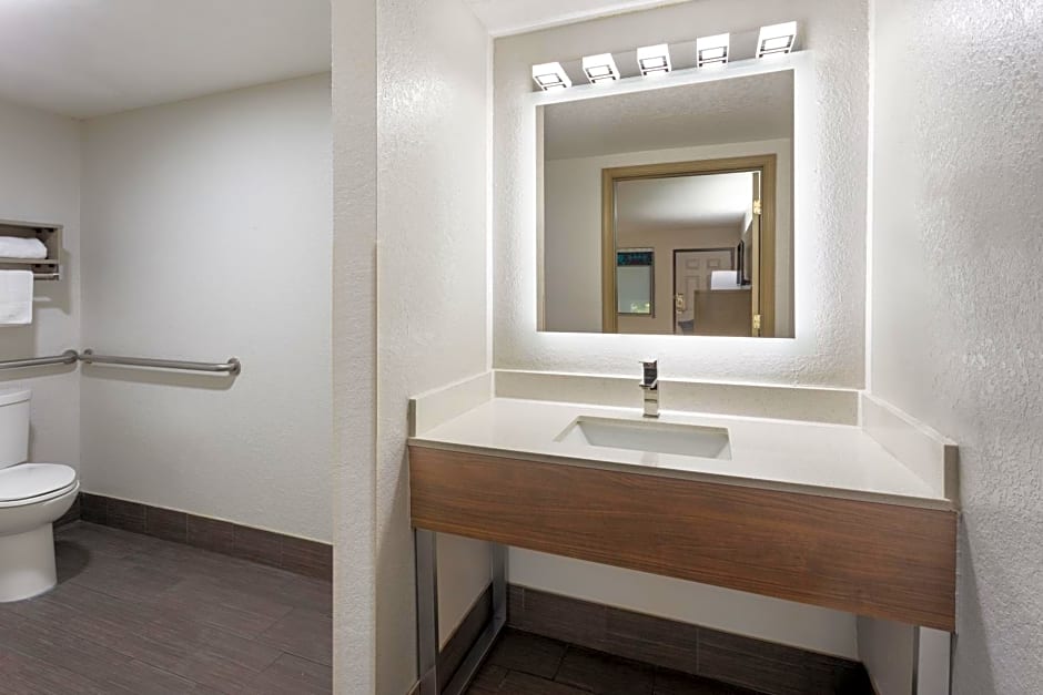 Super 8 by Wyndham Prattville Montgomery