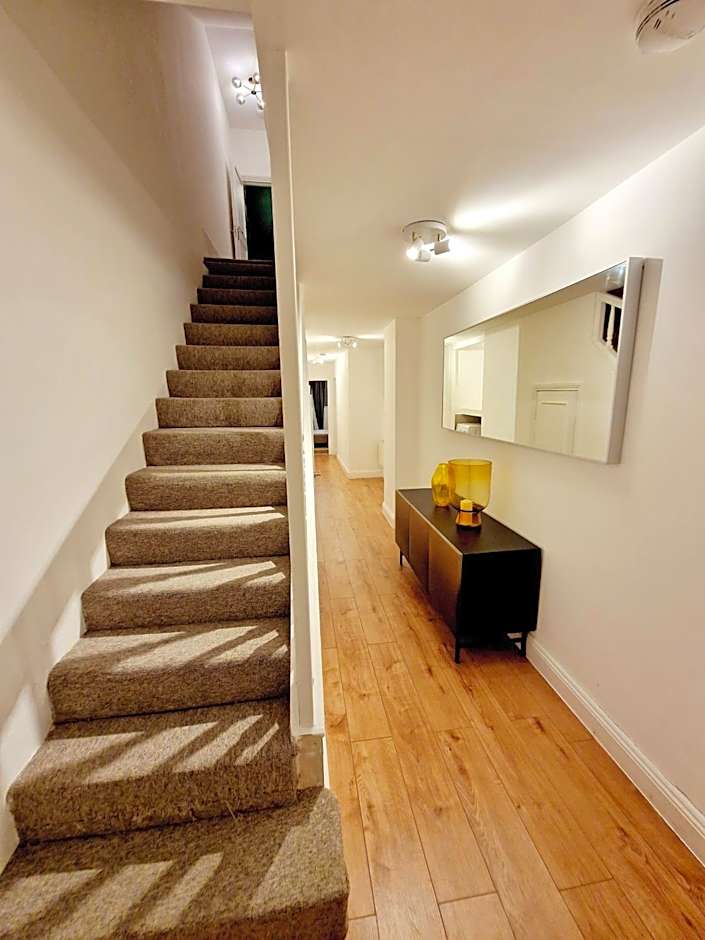 Stunning Hyde Park Home, Ground Floor Maisonette, Duplex, near Tube Metro Stations