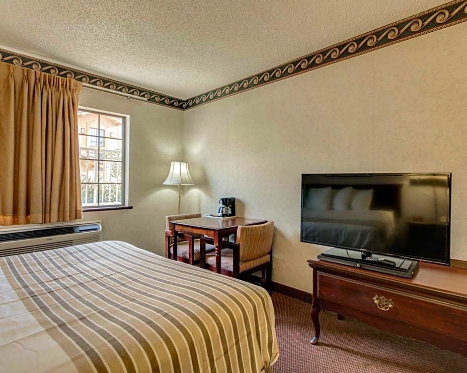 Econo Lodge Inn & Suites El Paso