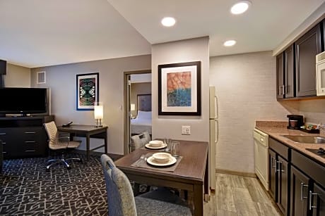 One-Bedroom King Suite - Hearing Accessible/Non-Smoking