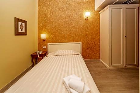 Deluxe Queen Room with Lake View