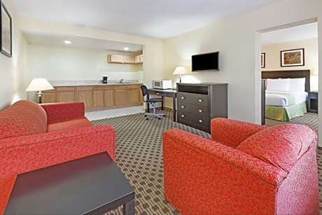 Suite-1 King Bed NSMK 2 Rooms Sofabed Jetted Tub Living Area Microwave Fridge Continental Breakfast