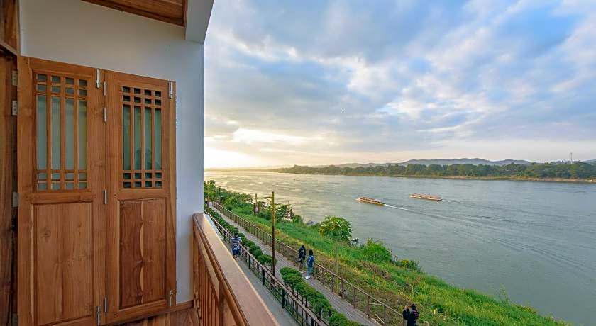 Chiangkhan River Walk Hotel