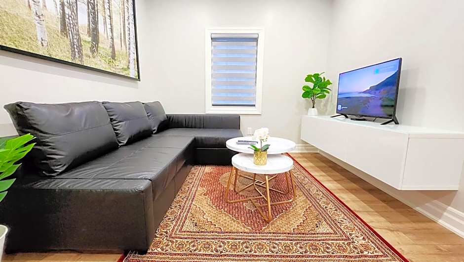 The Cozy Cove Modern King-Bedroom Full Apartment