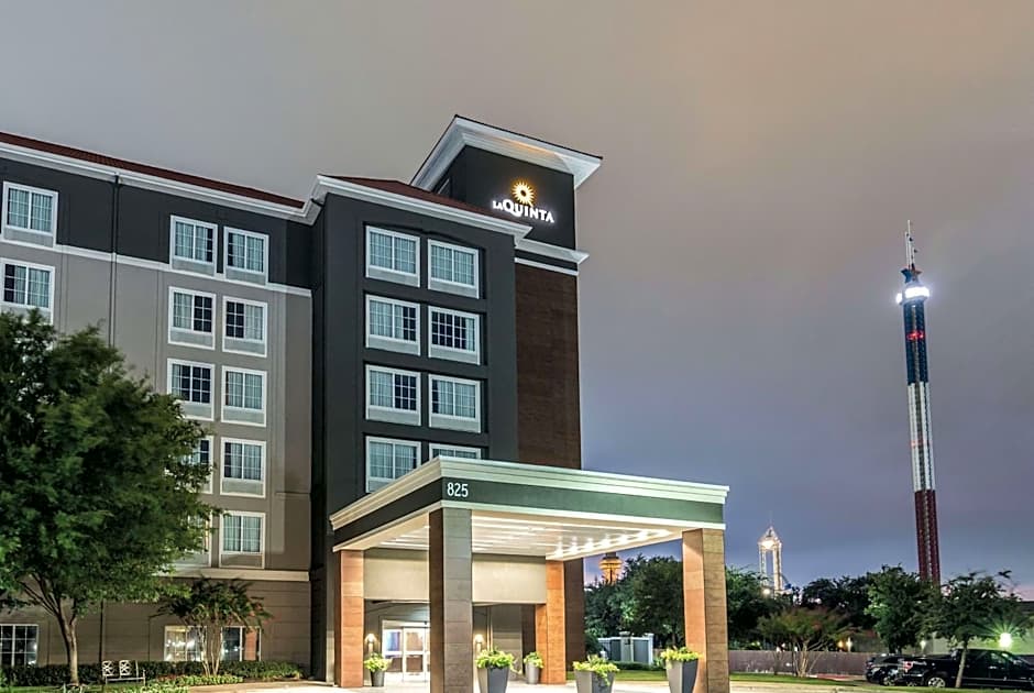 La Quinta Inn & Suites by Wyndham Arlington North Six Flags Drive