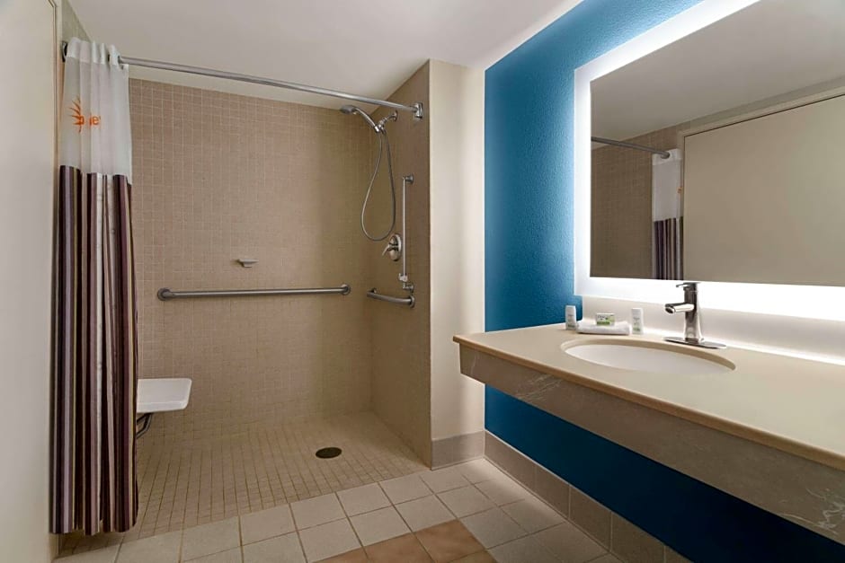 La Quinta Inn & Suites by Wyndham Madison American Center