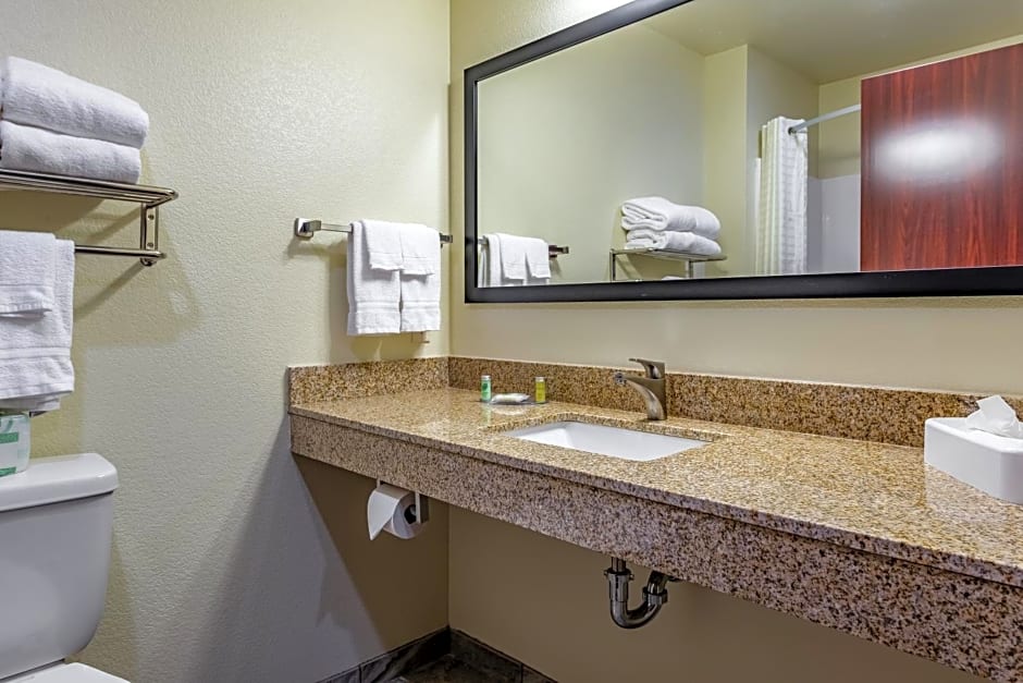 Cobblestone Hotel & Suites - Hutchinson