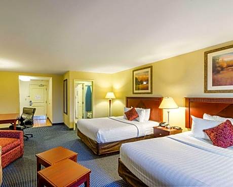 2 Queen Beds, Suite, Nonsmoking