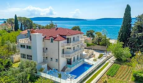 Hotel Riva Kaštela with swimming pool