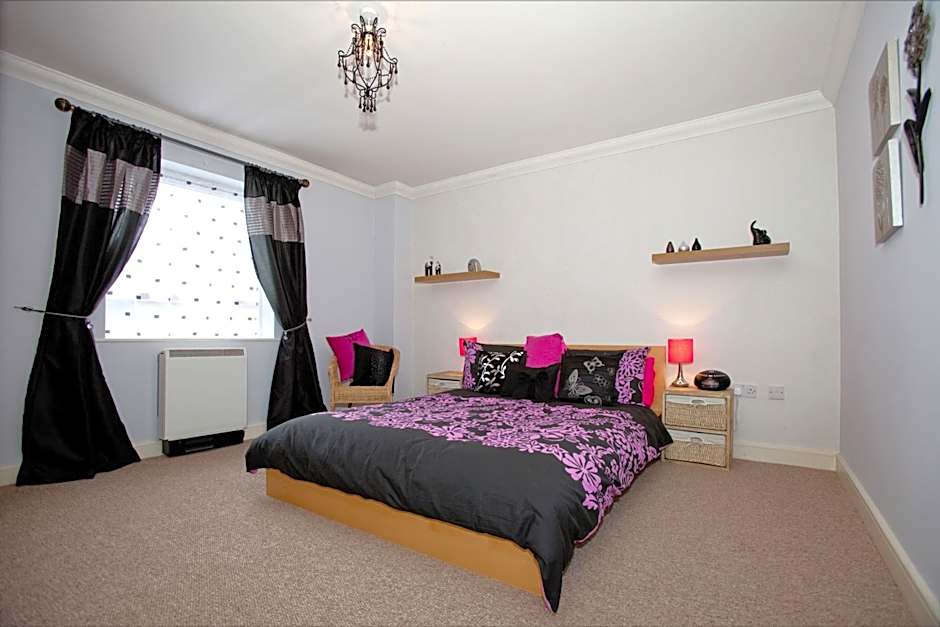 Riverbank View Three Bedroom Apartment with Free Parking