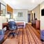 La Quinta Inn & Suites by Wyndham Gonzales